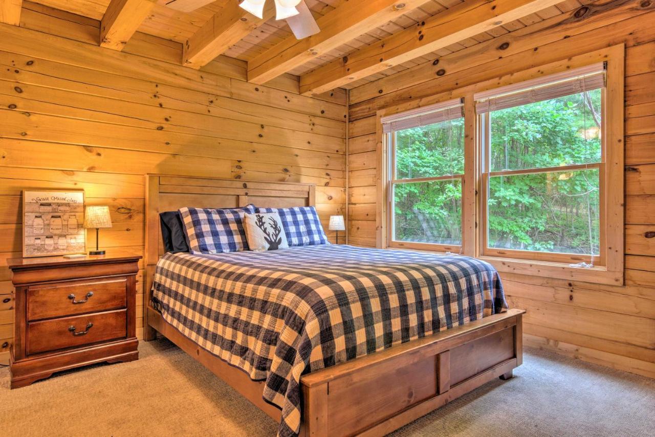 Moonshine Manor With Hot Tub, Near Lure Casa vacanze
