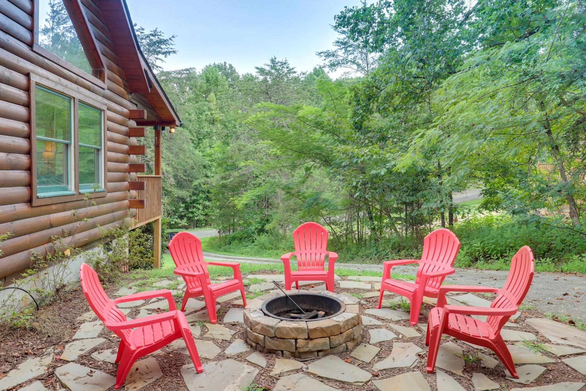 Moonshine Manor With Hot Tub, Near Lure Holiday home
