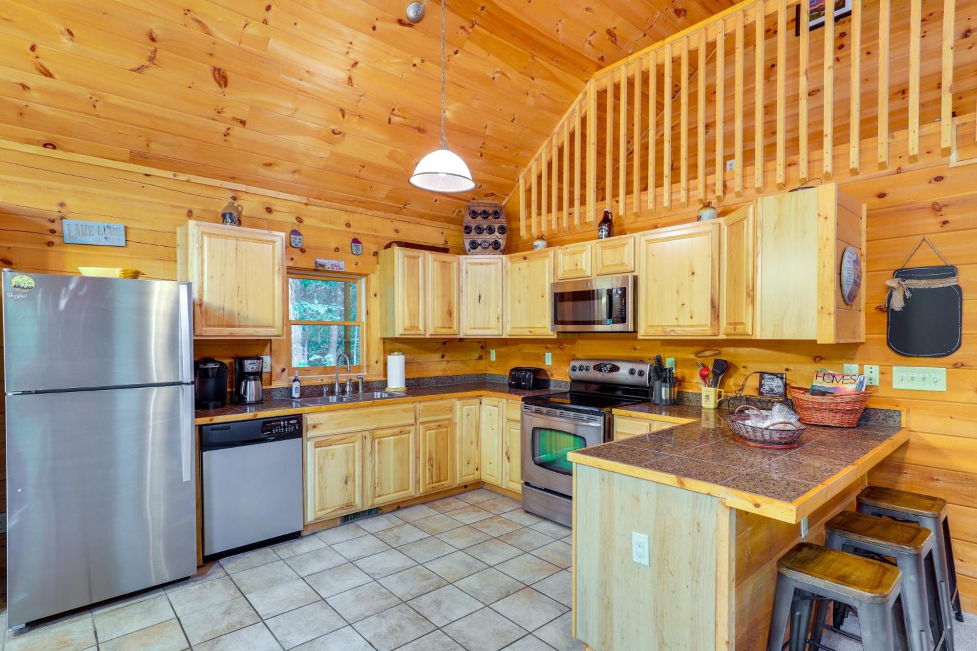 Moonshine Manor With Hot Tub, Near Lure *