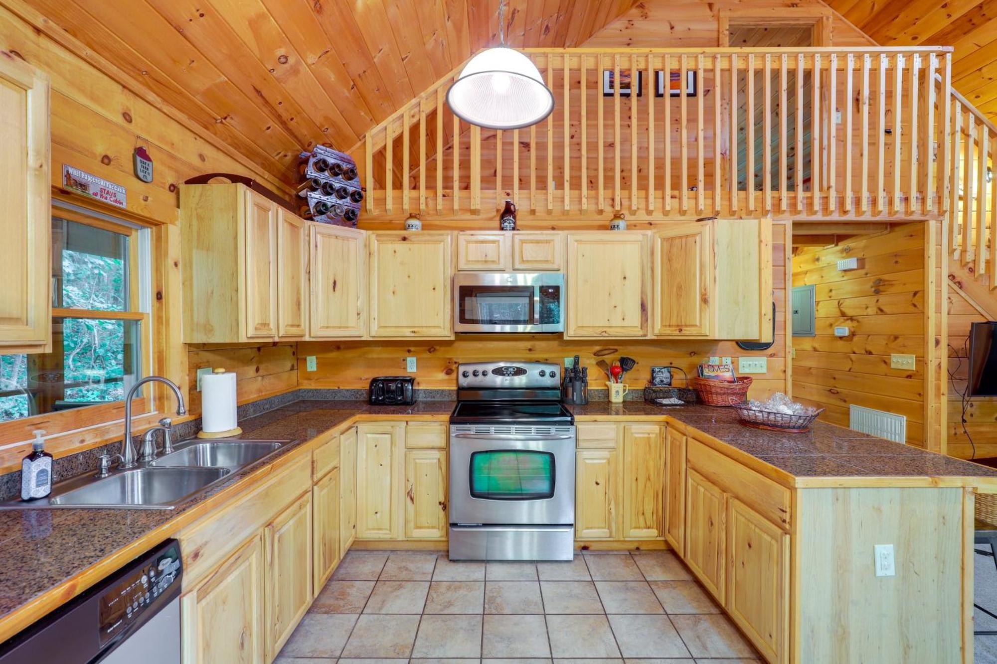 Moonshine Manor With Hot Tub, Near Lure *