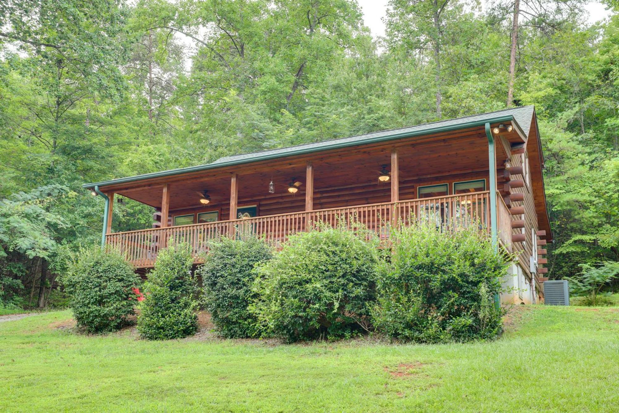 Moonshine Manor With Hot Tub, Near Lure Holiday home