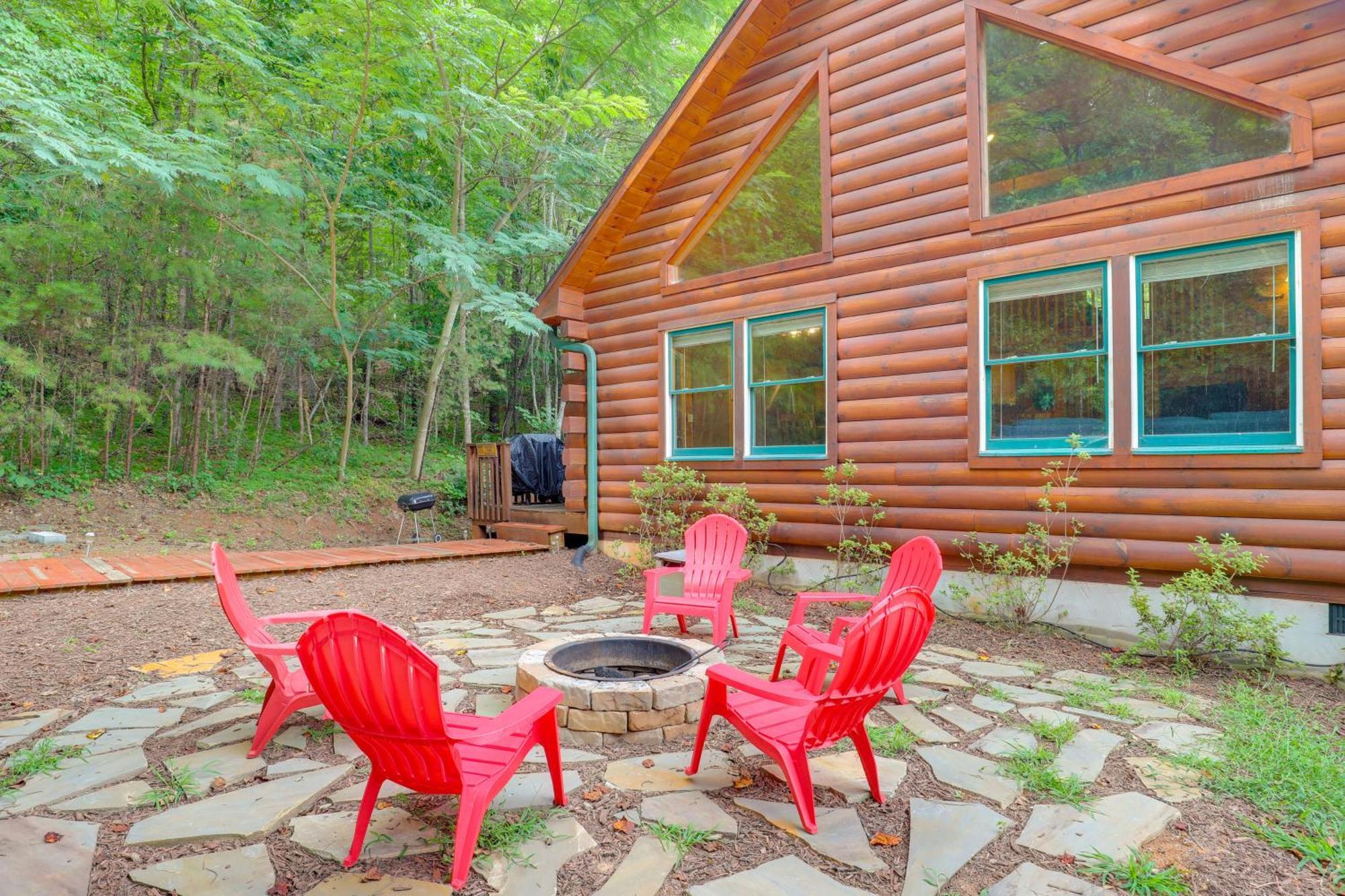 Moonshine Manor With Hot Tub, Near Lure Holiday home *